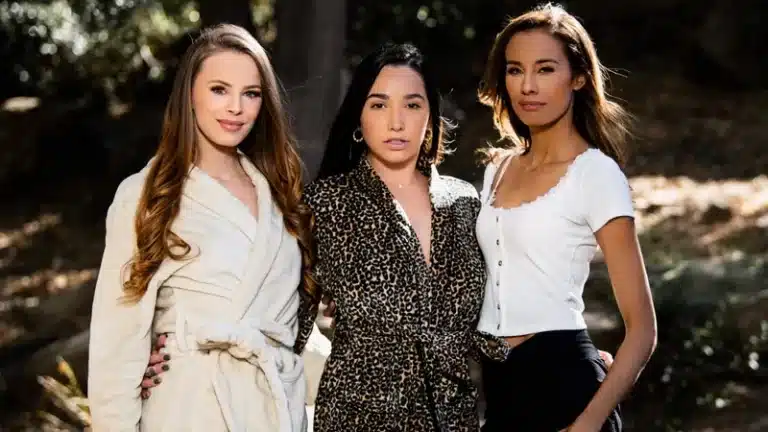 Espiar a los nuevos vecinos – Jillian Janson, Karlee Grey, Kylie Le Beau