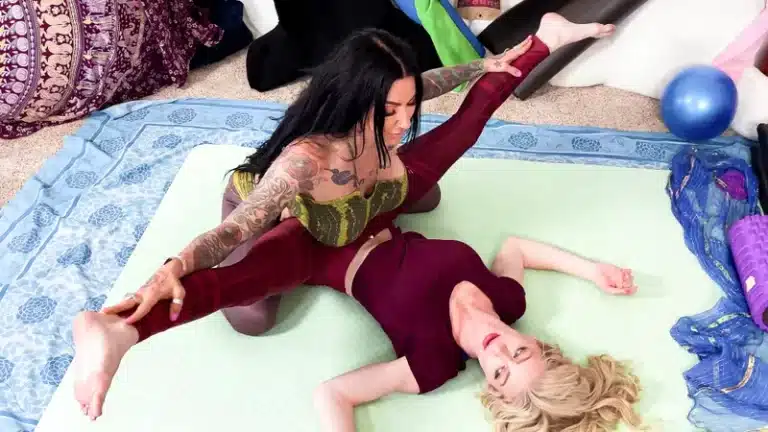 Yoga Cunnilini – Serene Siren, Jenevieve Hexxx