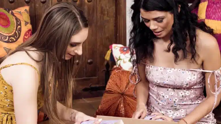 Qué hay en su caja – Harley Haze, Penelope Kay